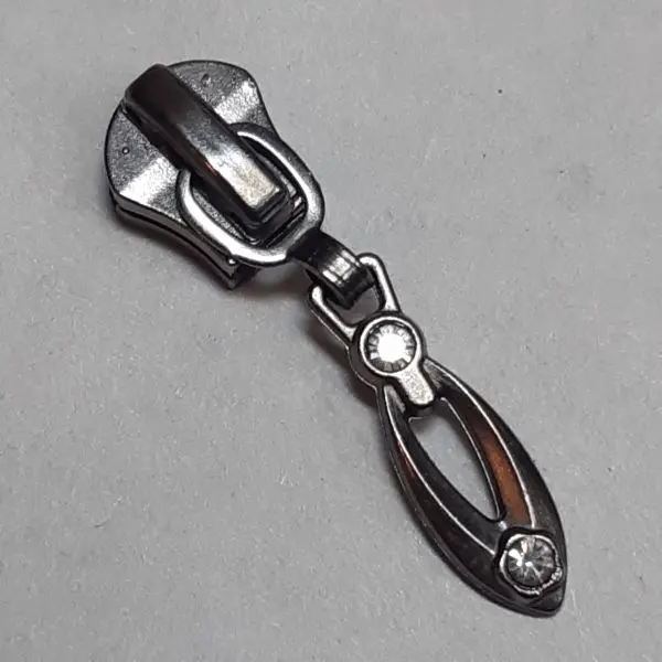 Замок д/молн. трактор Т5 A/L №865 никель.тем (два страза) Китай 20=