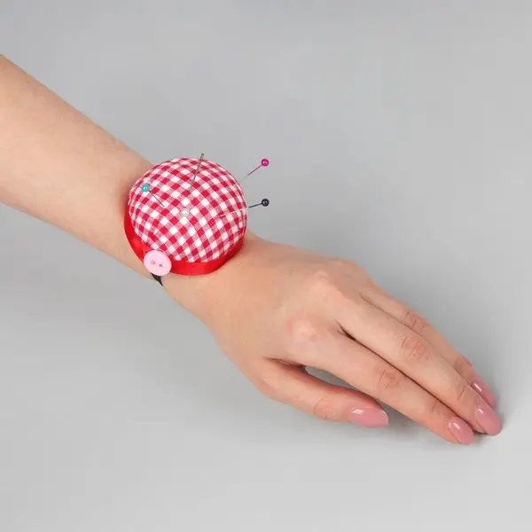 игольница на руку